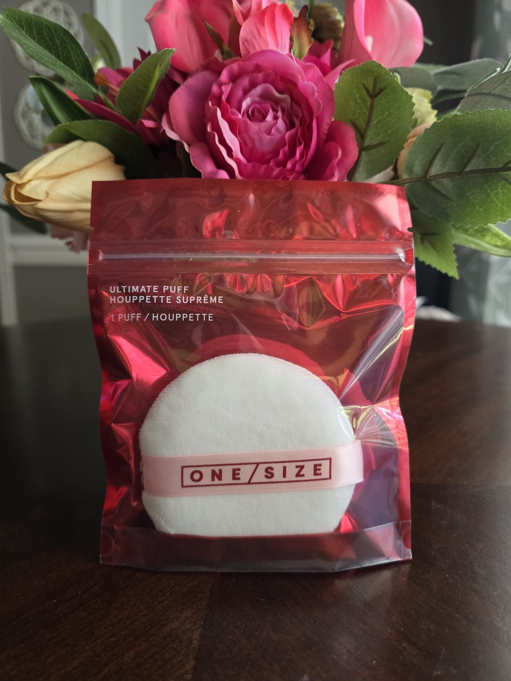 ONE/SIZE White Powder Puff with Pink Strap